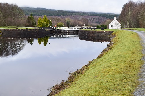 Approaching Old Lock Keepers Cottage