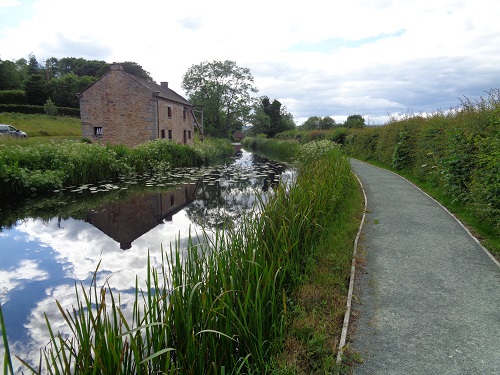 Walking along the Montgomery Canal near Llanymynech