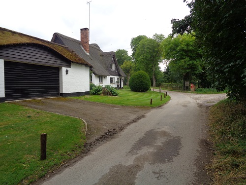 Looking back towards Post Box Cottage just before entering Streatley