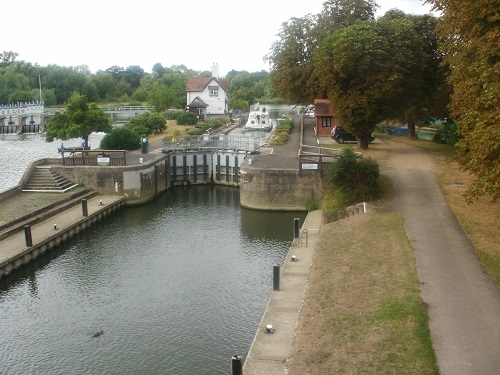 Looking down upon Goring Lock