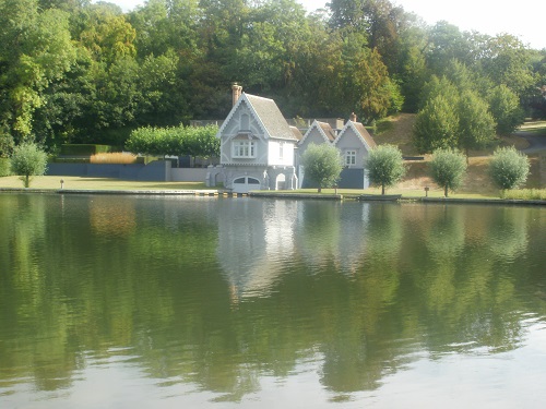 A pretty house in Happy Valley, Henley