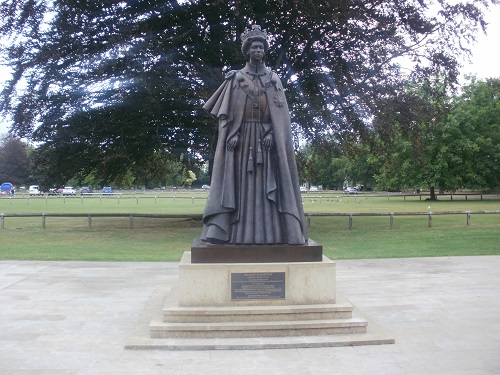 The Elizabeth the 2nd Statue in Runnymede Pleasure Ground