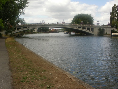 Getting near to Reading Bridge