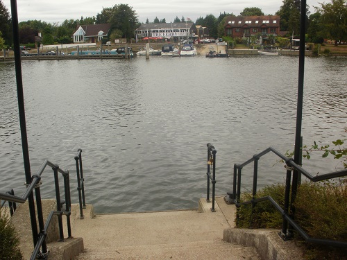 Ring the bell here to get the Shepperton Ferry across the river