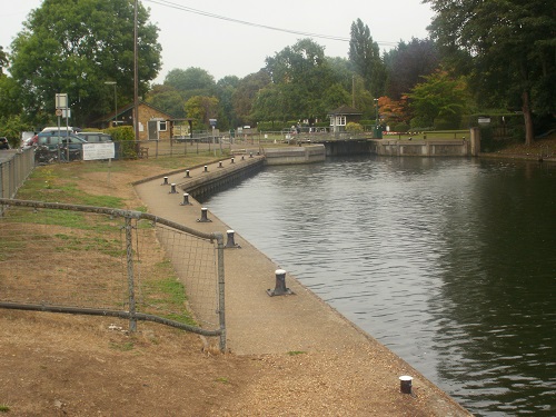 Looking back towards Shepperton Lock