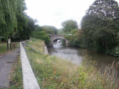 Looking back towards Sutton Bridge near Culham Lock