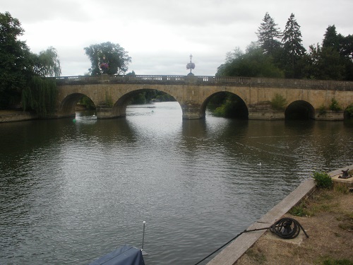 The pretty Wallingford Bridge over the Thames