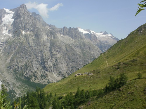 The view soon after leaving the Rifugio Bonatti