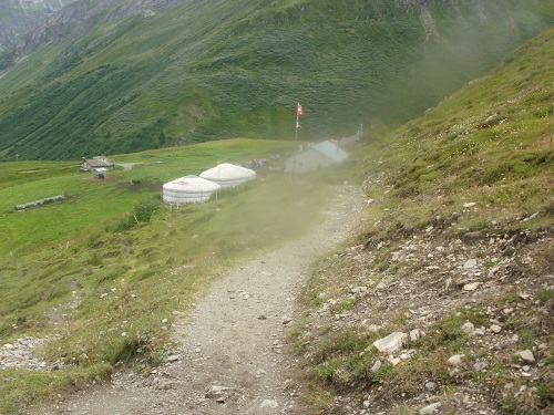 Descending down towards the Alpage la Peulaz