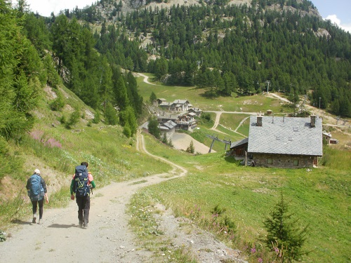 Descending down the track towards Plan Checroui