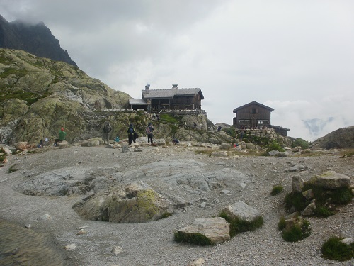 The Refuge du Lac Blanc overlooking the Lake